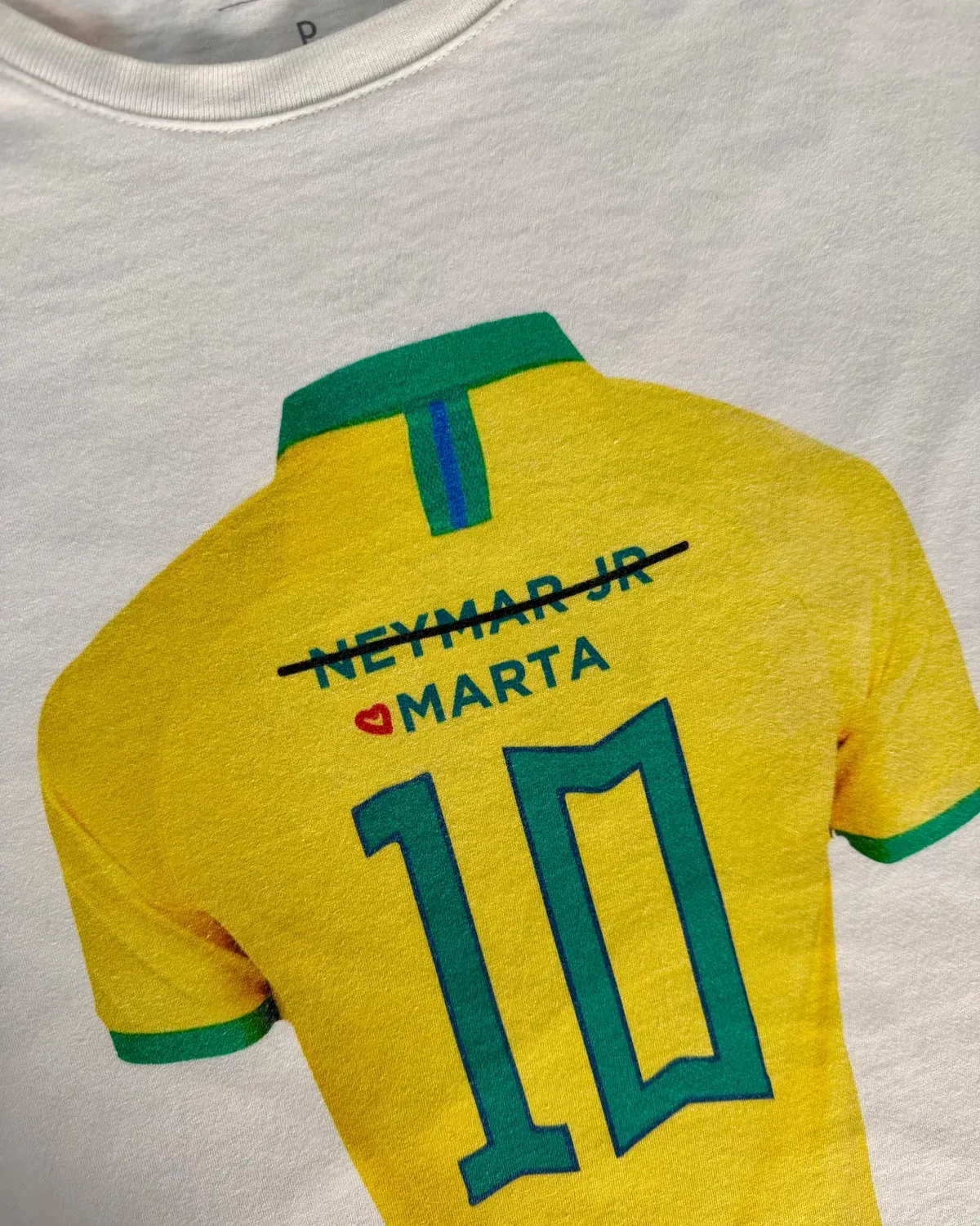 Ana P. vestindo a camiseta aqui é marta 10