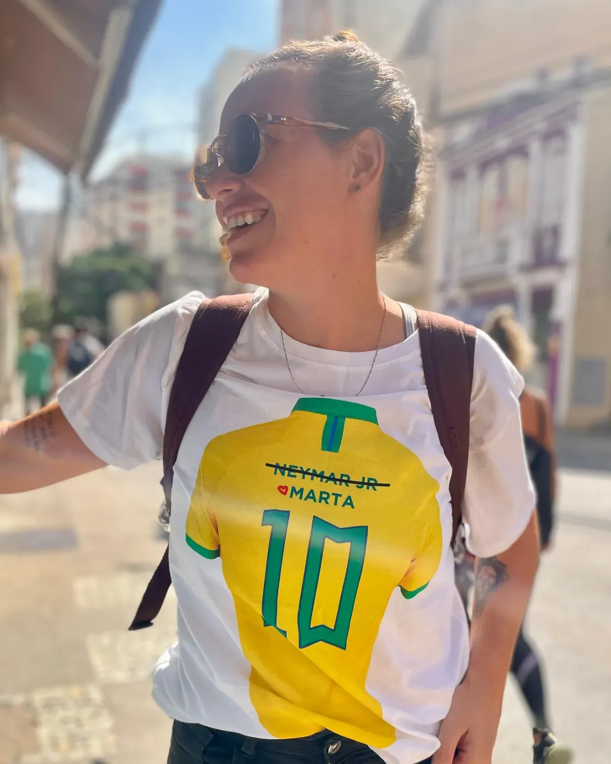Carolina N. vestindo a camiseta aqui é marta 10