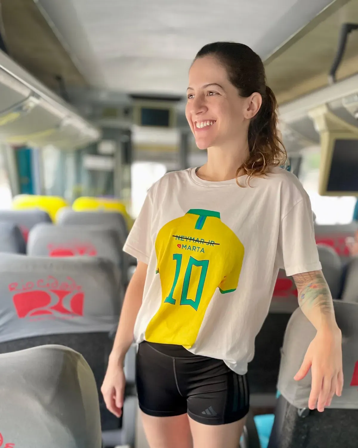 Gabriella O. vestindo a camiseta aqui é marta 10