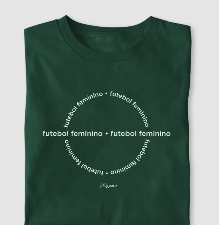 camiseta verde com "futebol feminino" em texto circular